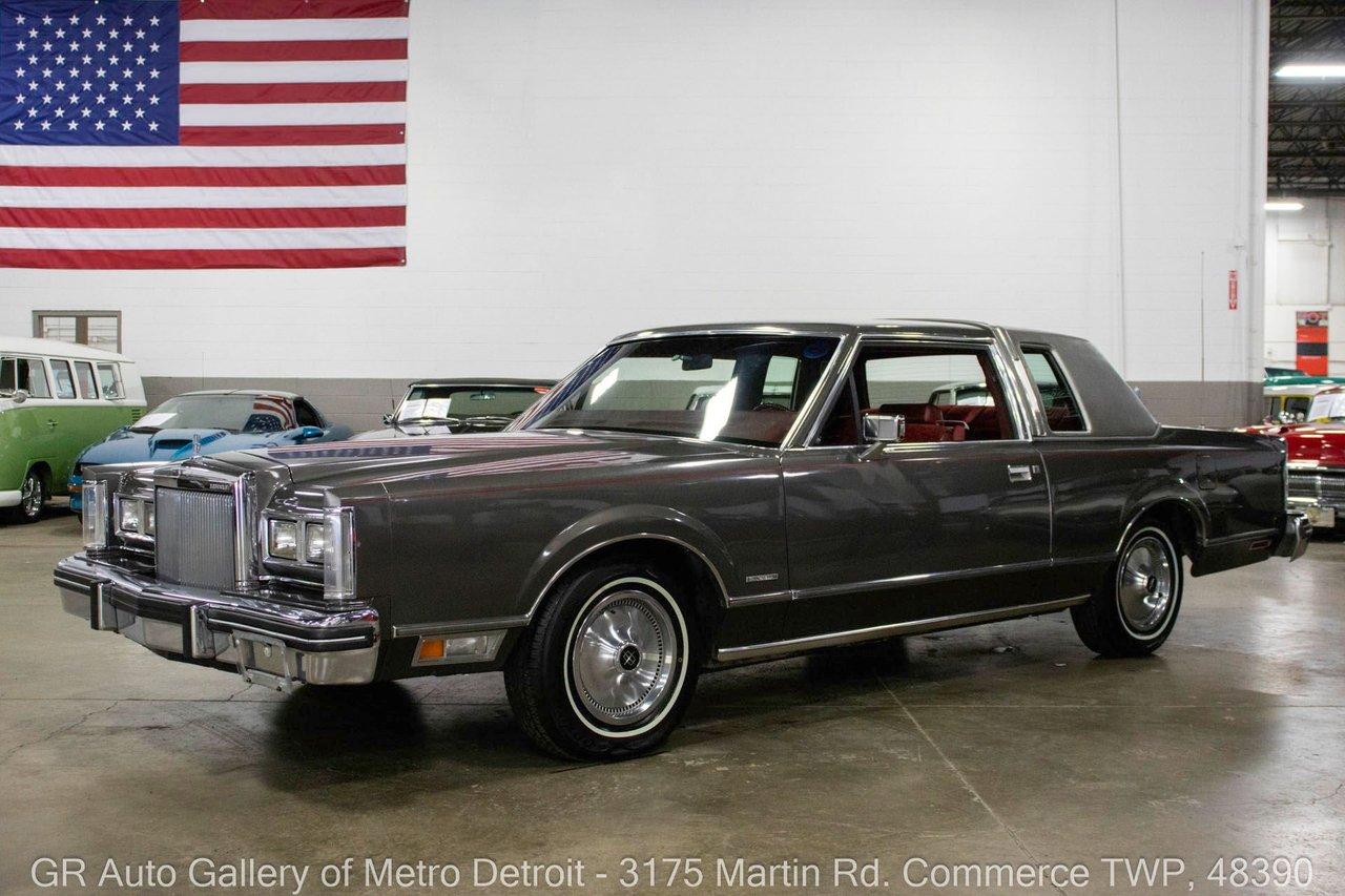 Image of Lincoln Town Car