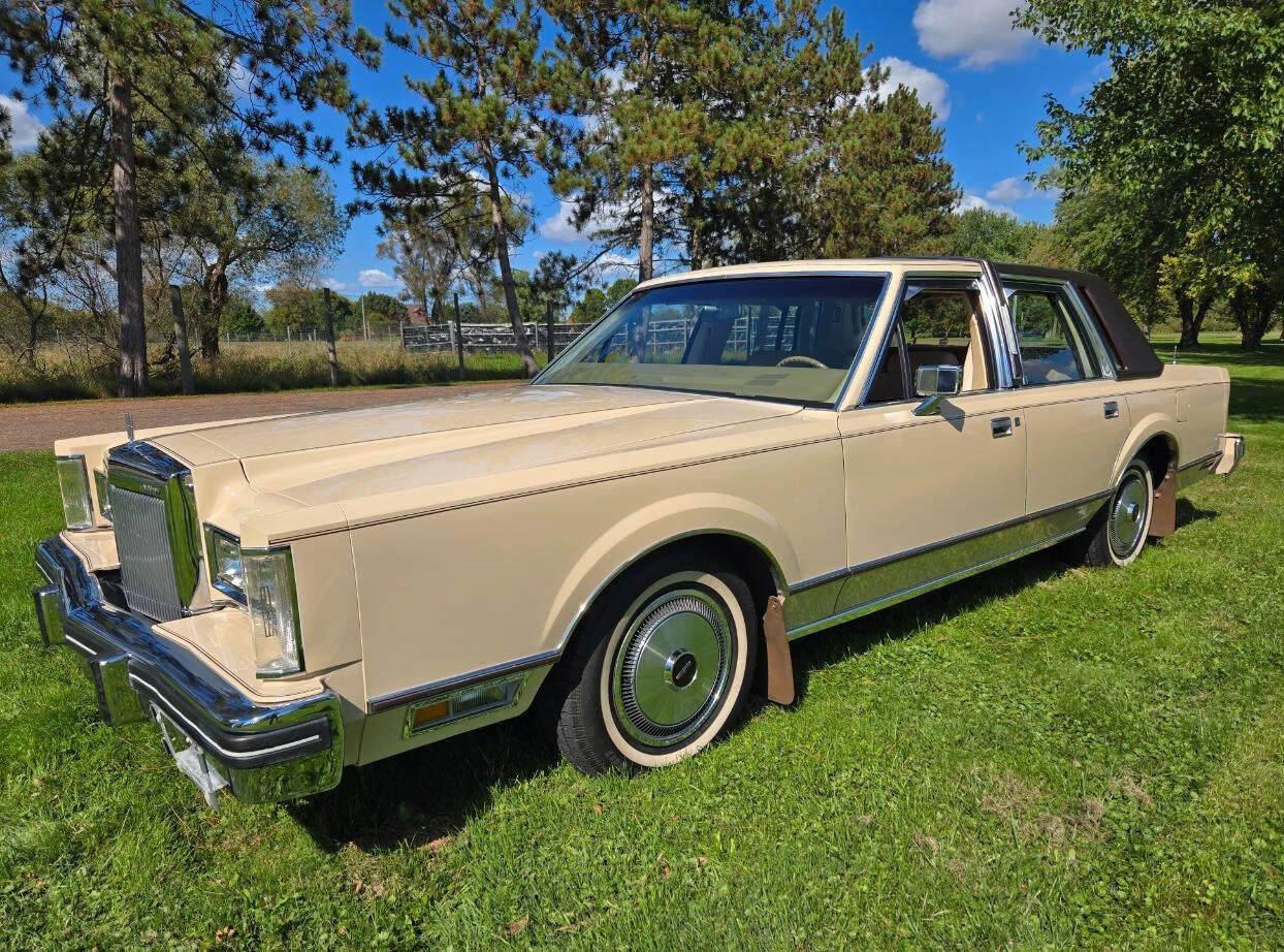 Image of Lincoln Town Car