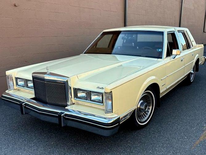 Image of Lincoln Town Car