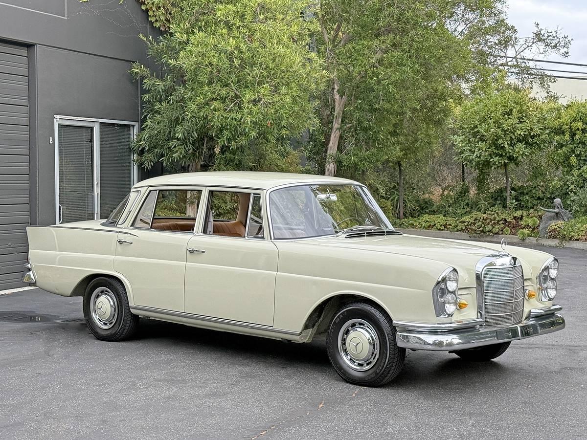 Image of Mercedes W111